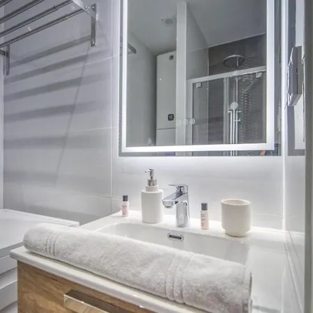 Apartment Le Felix 2, Studio Entierement Equipe Et Amenage Pour Accueillir Confortablement 2 Personnes, Tout Proche De La Gare De Sur L'avenue Felix Viallet