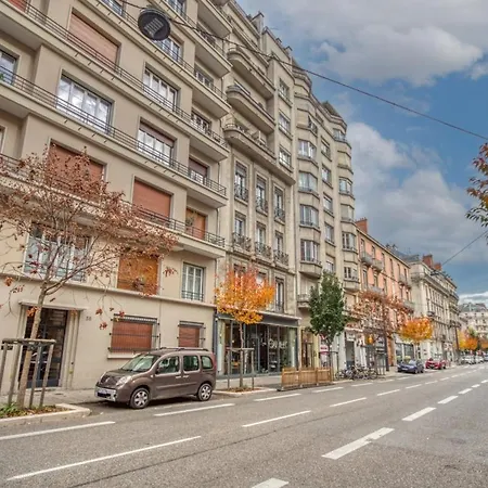 Le Felix 2, Studio Entierement Equipe Et Amenage Pour Accueillir Confortablement 2 Personnes, Tout Proche De La Gare De Sur L'avenue Felix Viallet